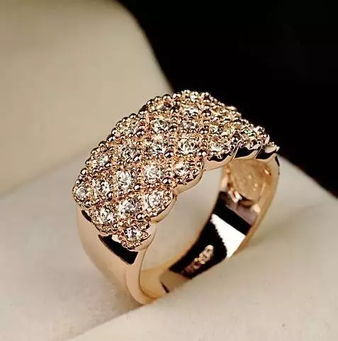 Sparkling full diamond classic ring