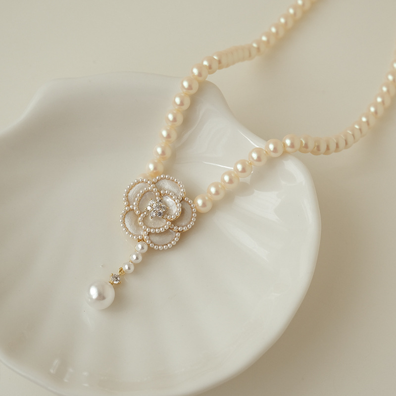 Light Luxury Camellia Necklace