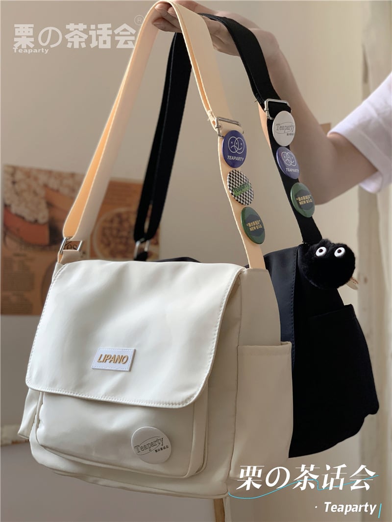 Aesthetic Messenger Bag Detail